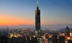 台海局势升级？英国军舰突然出手，挑战中方底线，解放军迅速出手