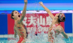 花游世界杯总决赛：中国队抗压夺三金 主教练激动落泪