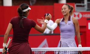 伦敦赛：郑钦文2-0横扫拉杜卡努 进四强刷新草地最佳战绩