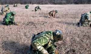 俄乌战局新爆点：老挝派50工兵助俄排雷，美国欠的血债藏不住了？