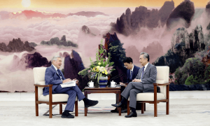 王毅会见美国哈佛大学教授艾利森